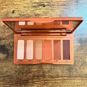 BNWOT Urban Decay Petite “Heat” Palette